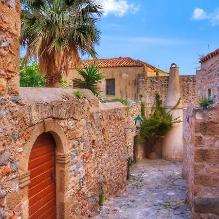 Menexes Guest house *